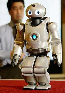 Masahiro Fujito, Científico Jefe de Sony, muestra el nuevo robot bípedo de la compañía: el SDR-4X II, de 7 kilos de peso y 58 cm de alto y capaz de mantener conversaciones sencillas con los humanos.