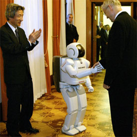  Asimo  da la mano al primer ministro checo, Vladimir Spidla, para satisfacción de Koizumi.