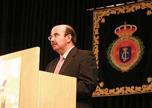 Gaspar Zarrías, consejero de Presidencia de la Junta de Andalucía, agradeciendo el premio recibido por la promoción del 'software' libre.