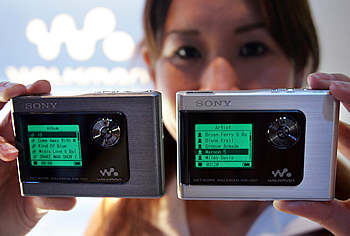 Una azafata muestra el NW - HD1, nuevo reproductor de mp3 portátil con el que Sony espera quitar clientes al iPod y potenciar Connect, su tienda de música 'online'.