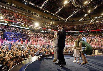 El candidato demócrata a la vicepresidencia, John Edwards, ayer con su hijo tras intervenir en la convención de su partido.