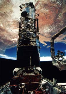 Reparación del  Hubble  en 1993, con la Tierra al fondo.