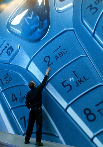 Un trabajador cuida los últimos detalles antes de la inauguración, el próximo jueves, de la feria tecnológica 'CEBIT 2005'.