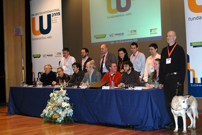 Los ponentes de 'Fundamentos Web 2005' posan para los fotógrafos antes del inicio de la segunda mesa redonda, centrada en la usabilidad.