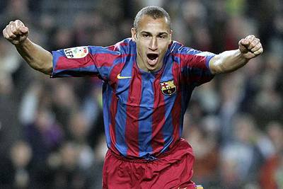 Larsson celebra su gol, el primero del Barcelona ante el Alavés.