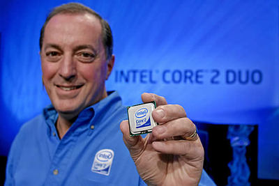 El consejero delegado de Intel, Paul Otellini, muestra el nuevo chip Core 2 Duo, 