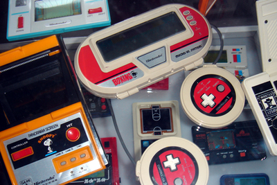 De cartucho, de disco y cinta, para bares o el salón, modernas y antiguas... 'De los Marcianitos a Cars' repasa más de 30 años de videojuegos con 40 máquinas que son entretenimiento puro.