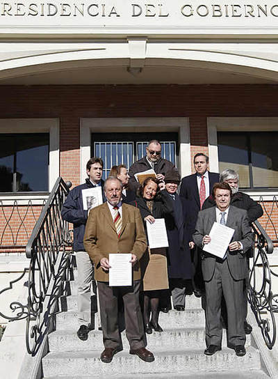 Los representantes de Todoscontraelcano presentan las firmas de los ciudadanos contrarios al nuevo gravamen.