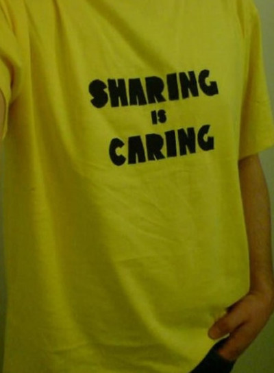 Ropa amarilla para apoyar el intercambio de archivos en Internet