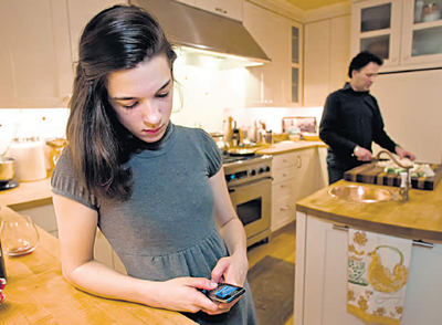 A Savannah Pence le gusta enviar mensajes, mientras que su padre, John, está intentando adaptarse a la tecnología.