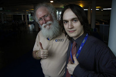El encuentro de dos generaciones: John 'Maddog' y elhacker Georgy Berolyshev en la Campus Party de Brasil 2009.