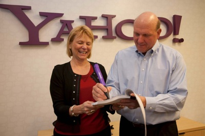 Steve Ballmer y Carol Bartz firman el pacto entre Microsoft y Yahoo! en Sunnyvale (EE UU).