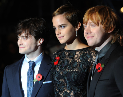 Miles de aficionados desafiaron el jueves a la lluvia y el frío para aclamar en Londres a los protagonistas de la primera parte de  Harry Potter y las reliquias de la muerte , última entrega cinematográfica de la saga del joven y popular mago, en la presentación mundial del nuevo filme. Antes de su llegada a los cines el 19 de noviembre, los tres veinteañeros protagonistas de la película, Daniel Radcliffe (Harry), Emma Watson (Hermione) y Rupert Grint (Ron), llevaron a cabo el tradicional paseíllo por la alfombra roja desplegada en la céntrica Leicester Square.