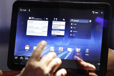 Un comprador prueba Motorola Xoom, la nueva tableta de Google considerado el mejor gadget de la Feria CES celebrada en Las Vegas.