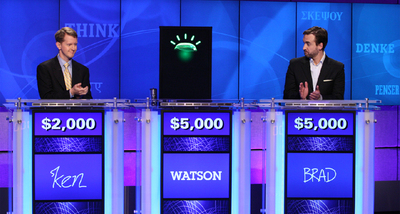 Los dos concursantes humanos aplauden admirados a Watson tras una de sus respuestas.