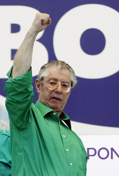 Umberto Bossi se dirige hoy a sus seguidores en Pontida.