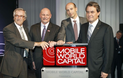 De izquierda a derecha, el alcalde de Barcelona, Xavier Trias; el presidente ejecutivo de GSMA, John Hoffman; el secretario de Estado de Telecomunicaciones, Joan Jonquera; y el presidente de la Generalitat, Artur Mas, en la presentación del acuerdo para crear una fundación para gestionar lo eventos del World Mobile Congress.